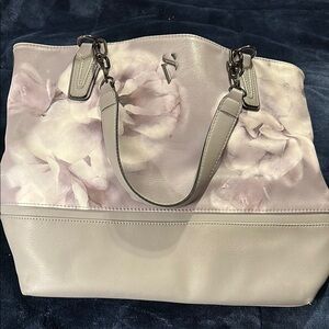 Simply Vera, Vera Wang Elegant Floral Tote Bag NWOT